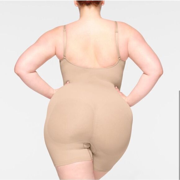 SKIMS Sculpting Seamless Shaping Mid Thigh Bodysuit In Clay Nude - Picture 9 of 10